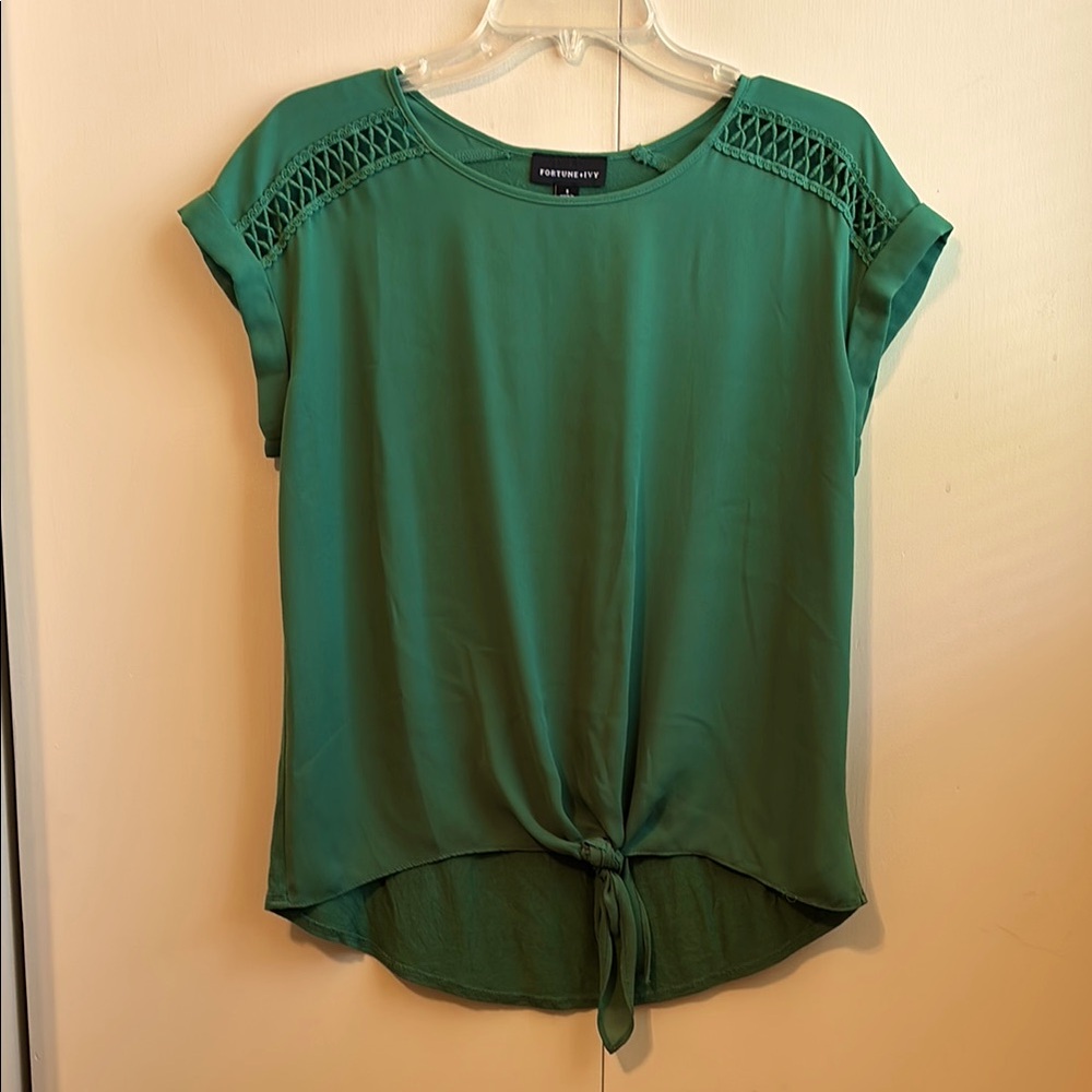 Fortune+Ivy Women’s Small Tabitha Crochet Detail Mixed Material Tie Front Blouse